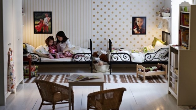 Arredare la camera da letto dei bambini con un letto in ferro battuto Letto ferro battuto con cuscini