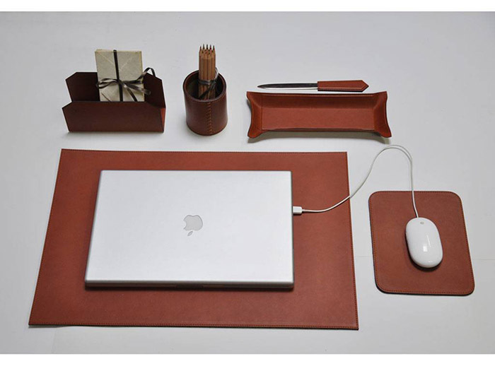 Set da scrivania: portapenne tagliacarte, tappettino per mouse e scrittoio
