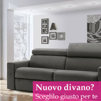 divano grigio in un soggiorno moderno