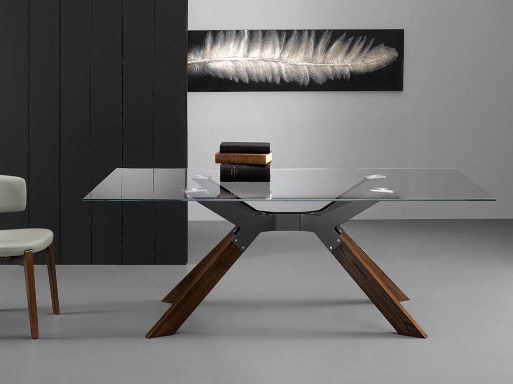 Tavolo con vetro struttura di metallo e le gambe in legno