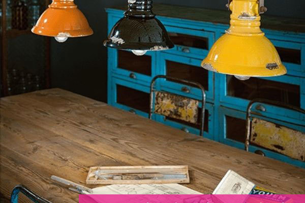 tavolo rustico con lampade colorate