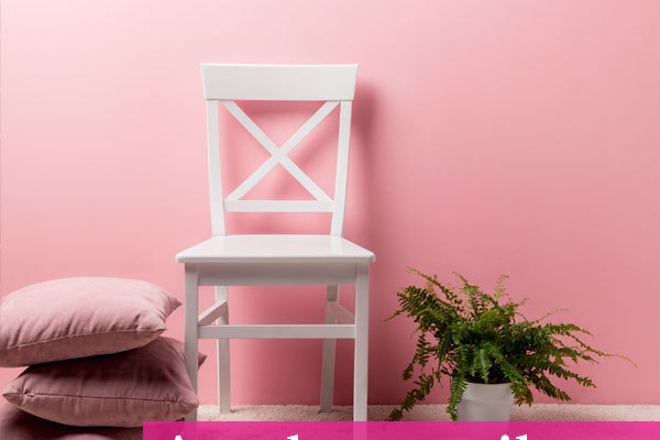 parete rosa e mobili bianchi